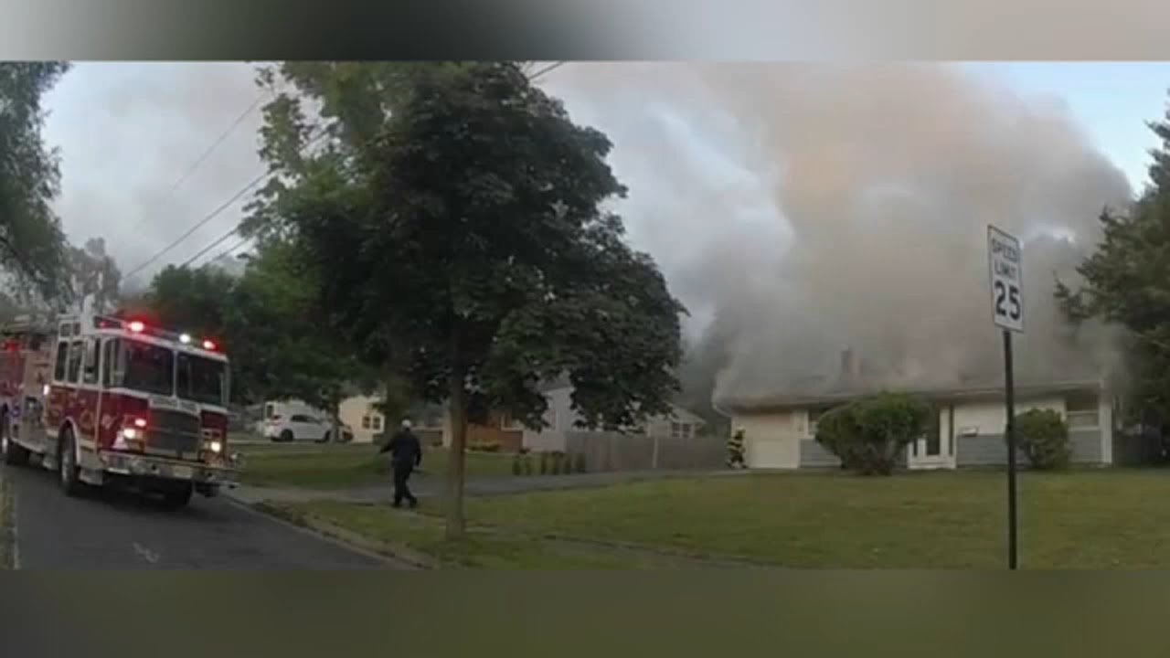 Jogger, 85-year-old neighbor save family from house fire - YouTube
