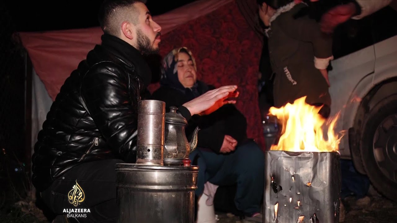 ينام الناجون من الزلزال في العراء في درجات حرارة تحت الصفر