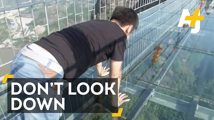 Terrifying Glass Bridge In China's Zhangjiajie National Forest - 天天要闻