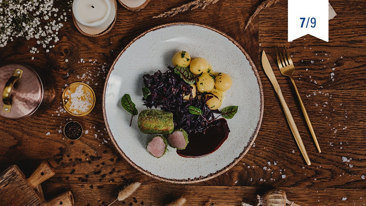 Odcinek 7 - Polędwiczka  wieprzowa sous vide w ziołowej panierce z czerwoną kapustą i mini kluskami.