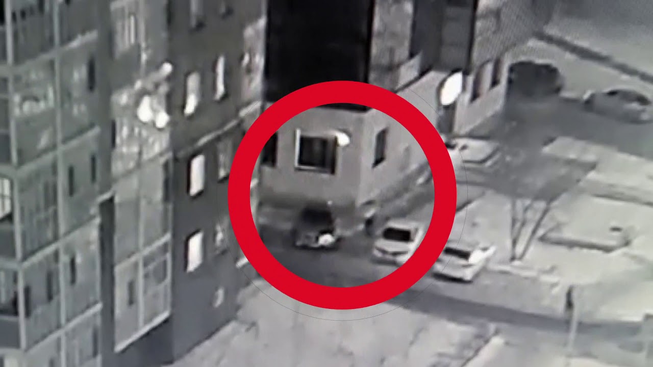 В Нур-Султане мужчина украл уличный рекламный баннер - YouTube