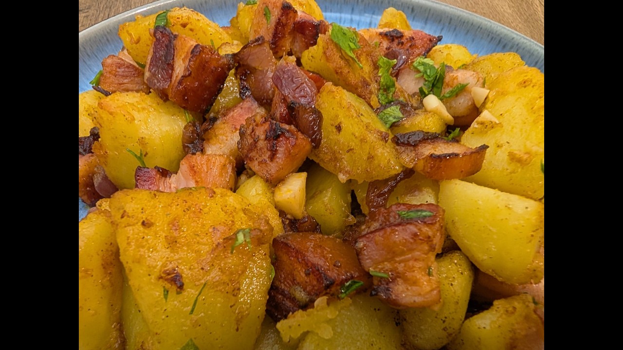 Cartofi țărănești cu piept afumat de porc și usturoi