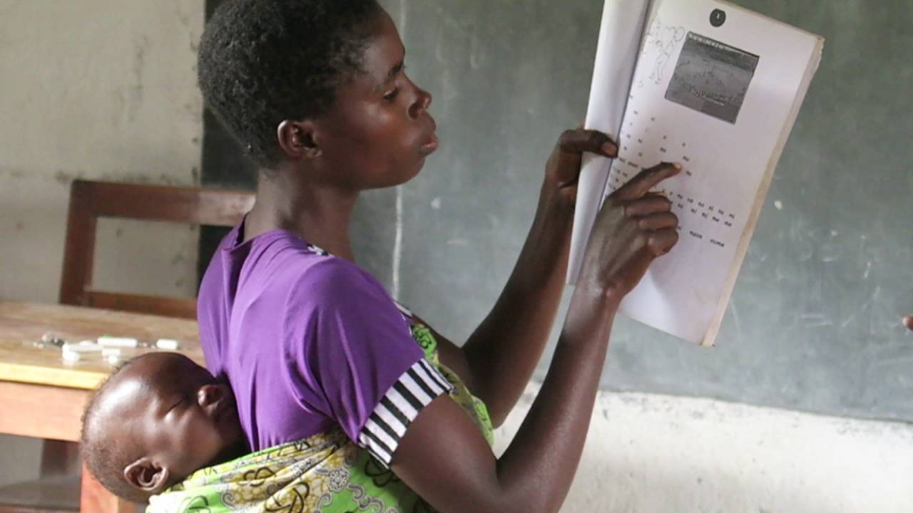 Mamma leest hardop voor over amani, vrede