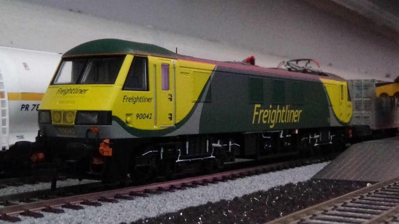 Bachmann 32-612 | Class 90 | Electric Locomotive | 90042 | Freightliner | OO Gauge | Review | HD