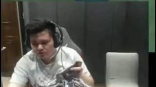 Moment kocak RRQ Albert dan RRQ Psycho jatuh dari kursi gaming!