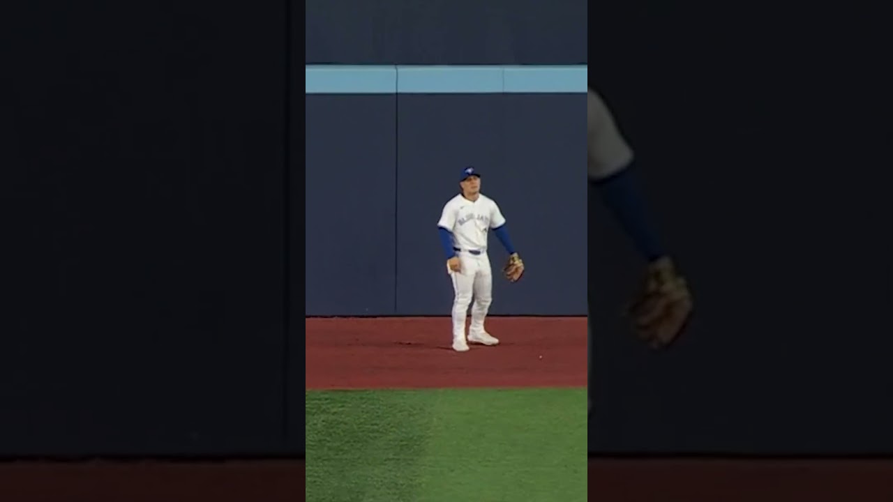 Feels like a good time to revisit this unbelievable Dalton Varsho behind-the-back catch ????