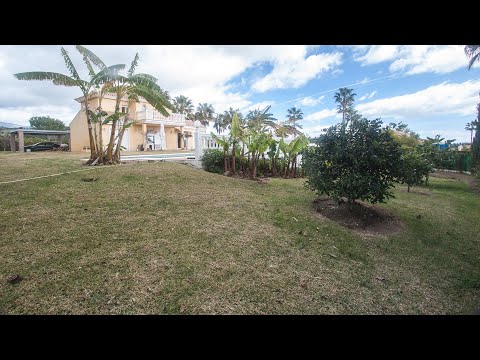 Beautiful finca with open mountains views and completely flat land, located in estepona