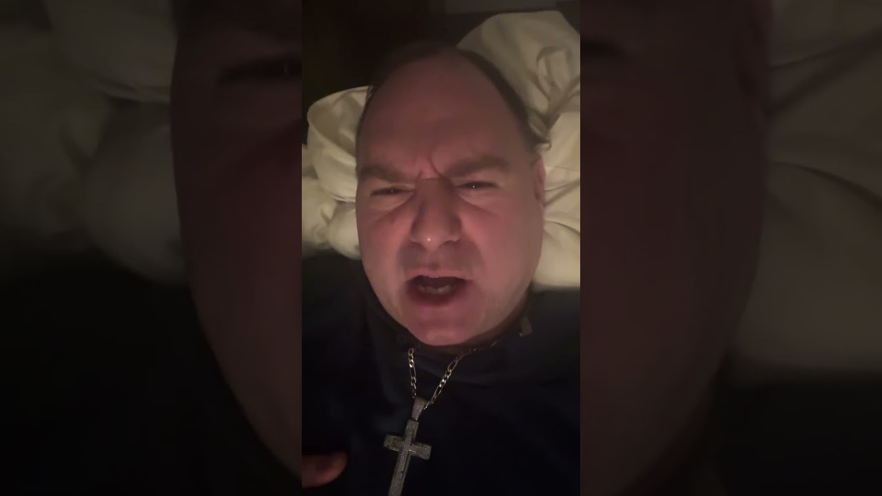 Mo Money Investing звонит в местный ресторан, искренне веря, что добьётся моего запрета, ха-ха!