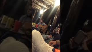 Alemán cantando y pasandola con su familia