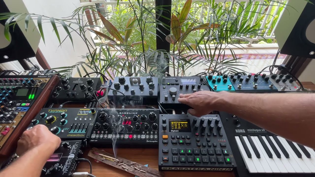 6pedals1synth - Reface CP into Polymoom x Nightsky  x Light Pedal x Fusionbox x Zendelay x Bluesky