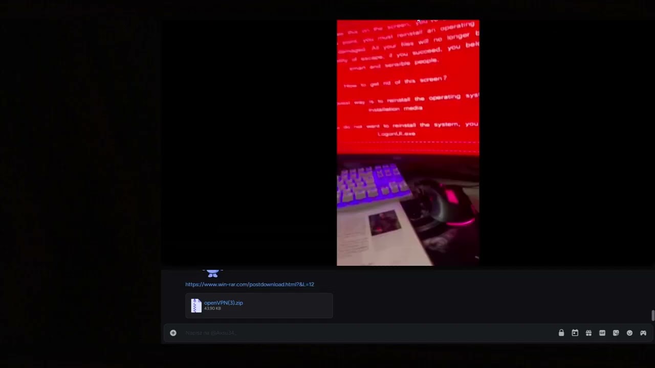 dzieciak pobiera racika i ma samolocika