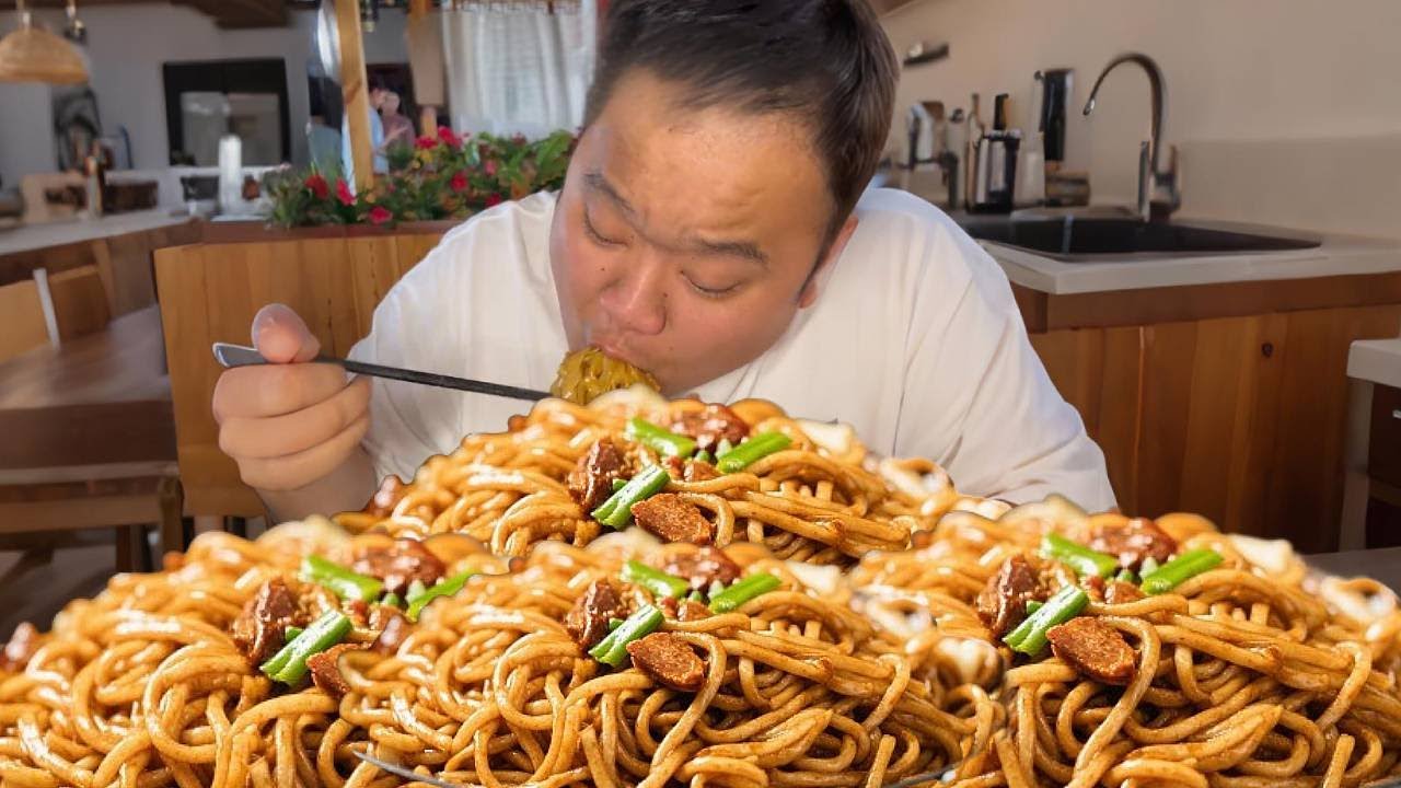 带南方朋友吃铁锅焖面，扬言不够塞牙缝，大铁锅一上桌直接沉默！【武大肥与刘二毛】