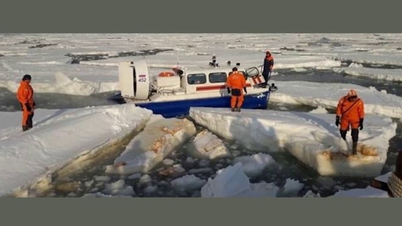 Погрузится ли льдина площадью 8 м2. Отрыв прибрежных льдов. Спасение рыбаков на льдине. Оторвало льдину с рыбаками. Отрыв льдины с рыбаками.