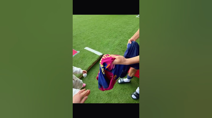 🥲 Pau Cubarsi dándole una camiseta a una niña pequeña. #youtubeshorts #football #foryou #funny