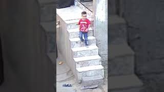 كاميرة المراقبة تسجل لحظة سقوط طفل من علي الدرج