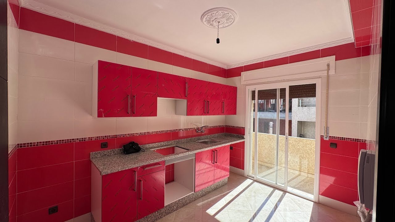 فرصة لا تضيعها شقة جديدة مع سكنة في السطح محفظة بثمن همزة 3 غرف نوم 0776548815