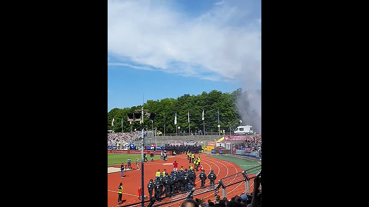 BFC Dynamo Fans schießen Leuchtraketen in den VfB Oldenburg Block