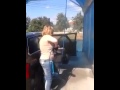 Mujer limpiando el coche por dentro con la manguera a presión