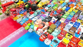 ３００種類のカーズのミニカーが大集合赤と青の水に飛び込む