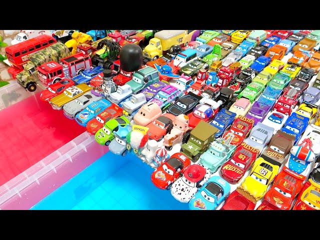 カーズ ミニカー まとめ 300種類のカーズのミニカーが大集合！赤と青の水に飛び込む♪ - YouTube