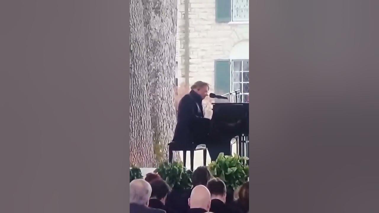 Axl Rose playing the November Rain solo on piano (Tribute to Lisa Presley)