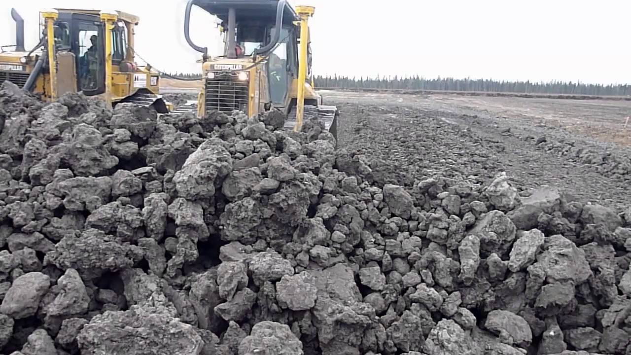 Syncronized dozers double pushing - Caterpillar D6T & D6N - YouTube