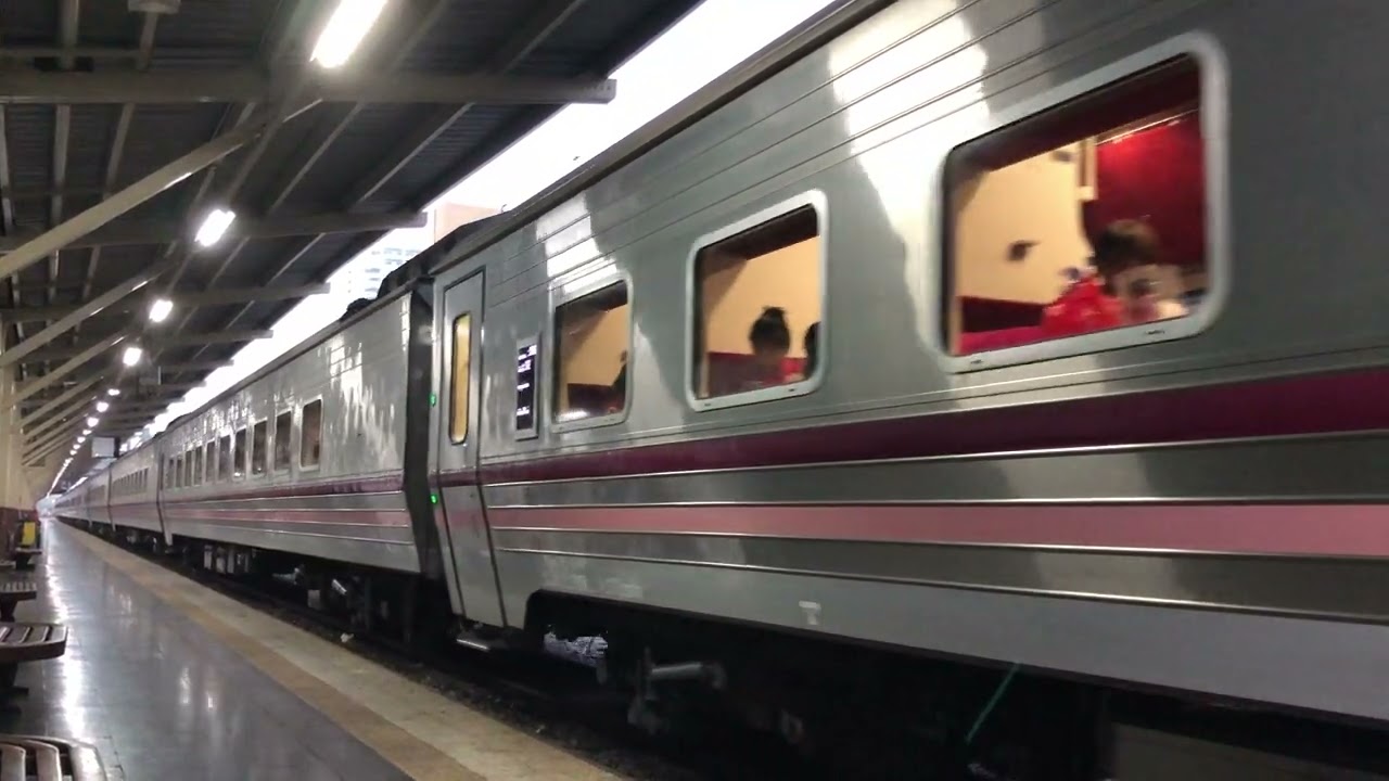 バンコク発チェンマイ行き夜行列車。始発のフアランポーン駅出発風景。走行中にドアが閉まってます😅(2020.1.20)