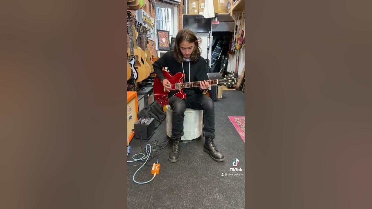 Snowblind by Black Sabbath through ZVEX Distortion Snowblind by Black Sabbath through ZVEX Distortion
