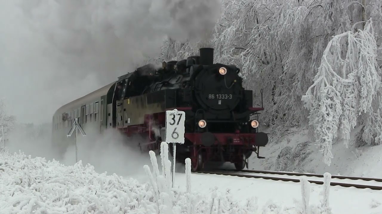 Der Adventssonderzug mit 86 1333 auf der Müglitztalbahn zum Weihnachtsmarkt nach Altenberg 2024