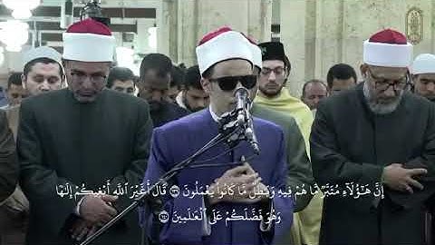 محمد أحمد حسن، الطالب بمعهد أبو قير الثانوي الأزهري، يؤمُّ المصلين برواية قُنبل عن ابن كثير المكي