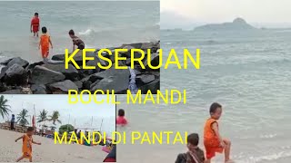 MELIHAT KESERUAN BOCIL BERMAIN DAN MANDI DI PANTAI