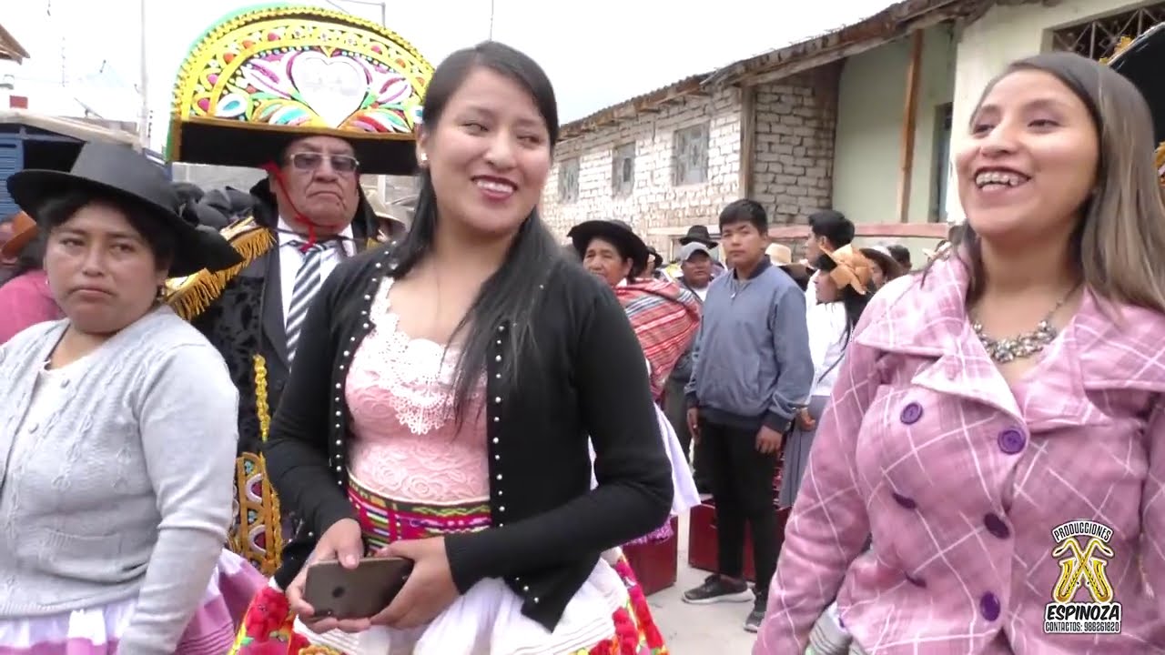 Fiesta de Año Nuevo en CHONGOS ALTO / Orq. SUMAQ PERÚ / GUAPOS DEL PERÚ