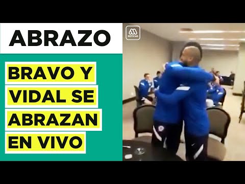 El abrazo entre Claudio Bravo y Arturo Vidal durante Copa América