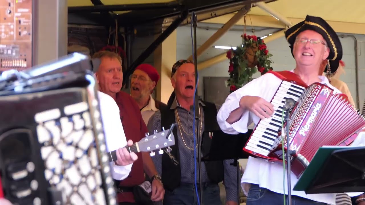 Optreden Doekegat piratenkoor tijdens het Mosselfeest in Pieterburen.