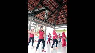 asik senam..SEX, dijailin sama ibu belakang..🙈kurang DECH goyangnya