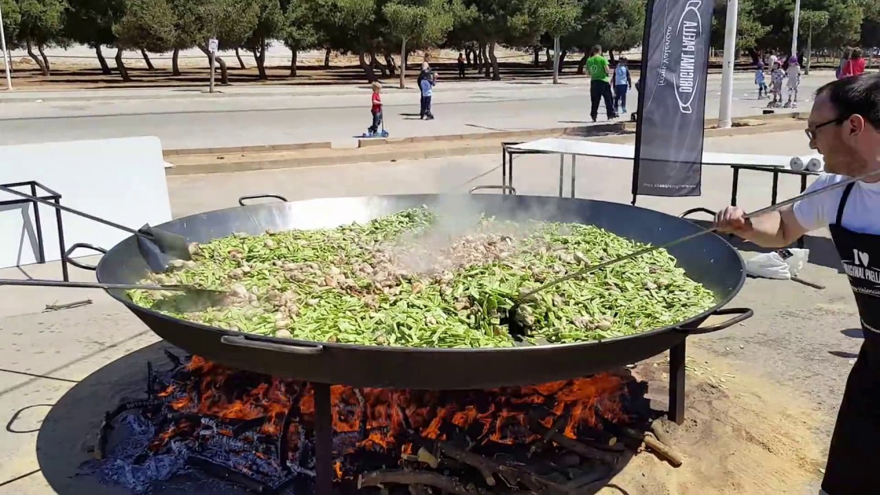 Paella Valenciana Gigante para 3000 personas - YouTube