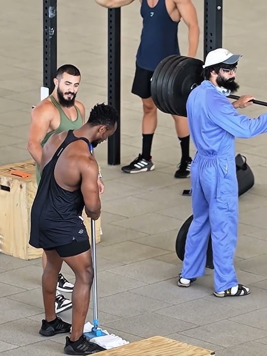 Their faces changed in just a few seconds #fyp #frank #anatolyprank #gym #gymmotivation #foryoupagе