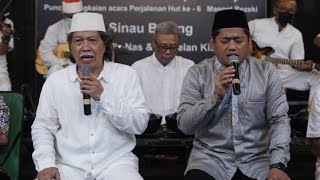 Mbah Nun, Kyai Kanjeng dan Pak Nasrullah membawakan sholawat Magnet Rezeki