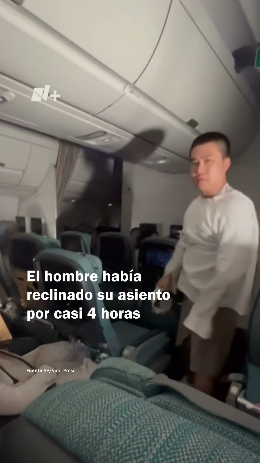 Le piden a pasajero que enderece su asiento y él éxplota - N+ #Shorts