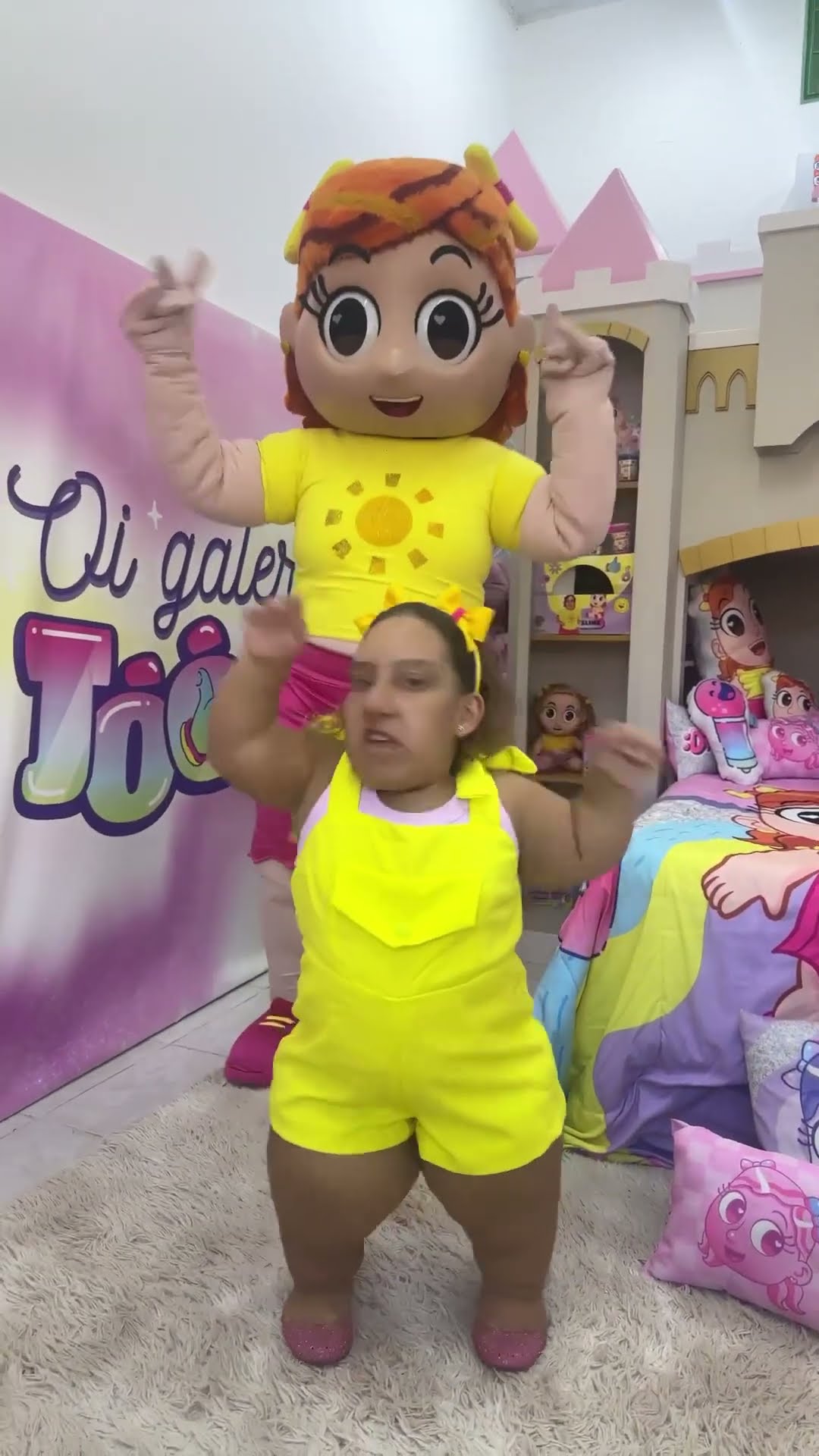 Maria Clara e boneca MC Divertida na dancinha BAMBOLÊ - Música para Crianças #shorts