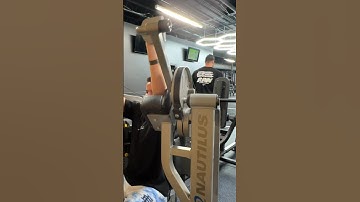 Tricep Extensions with 4x Olympia Champ Chris Bumstead training behind me #gym #triceps #cbum