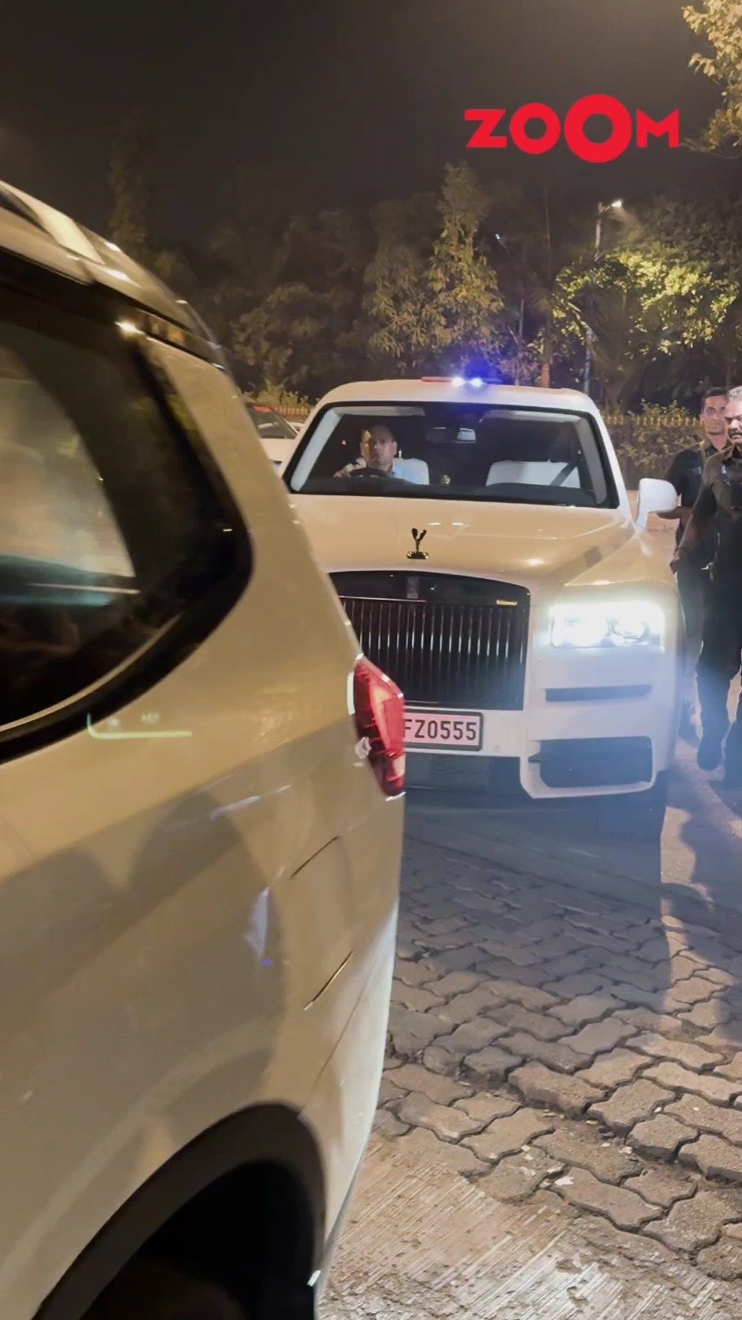 Shah Rukh Khan ARRIVES for Farah Khan's birthday bash ? #shahrukh #farahkhanbirthday #shorts
