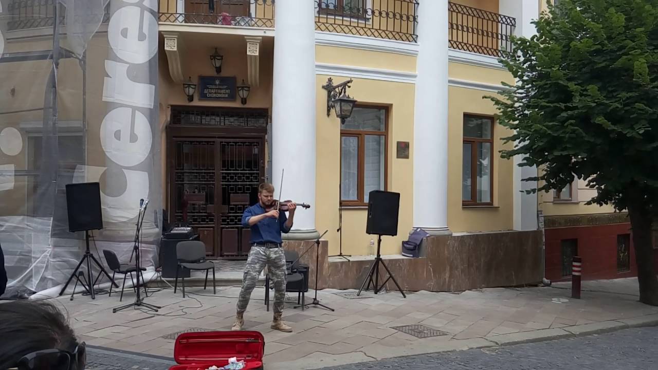 Петрівський ярмарок, гра на скрипці