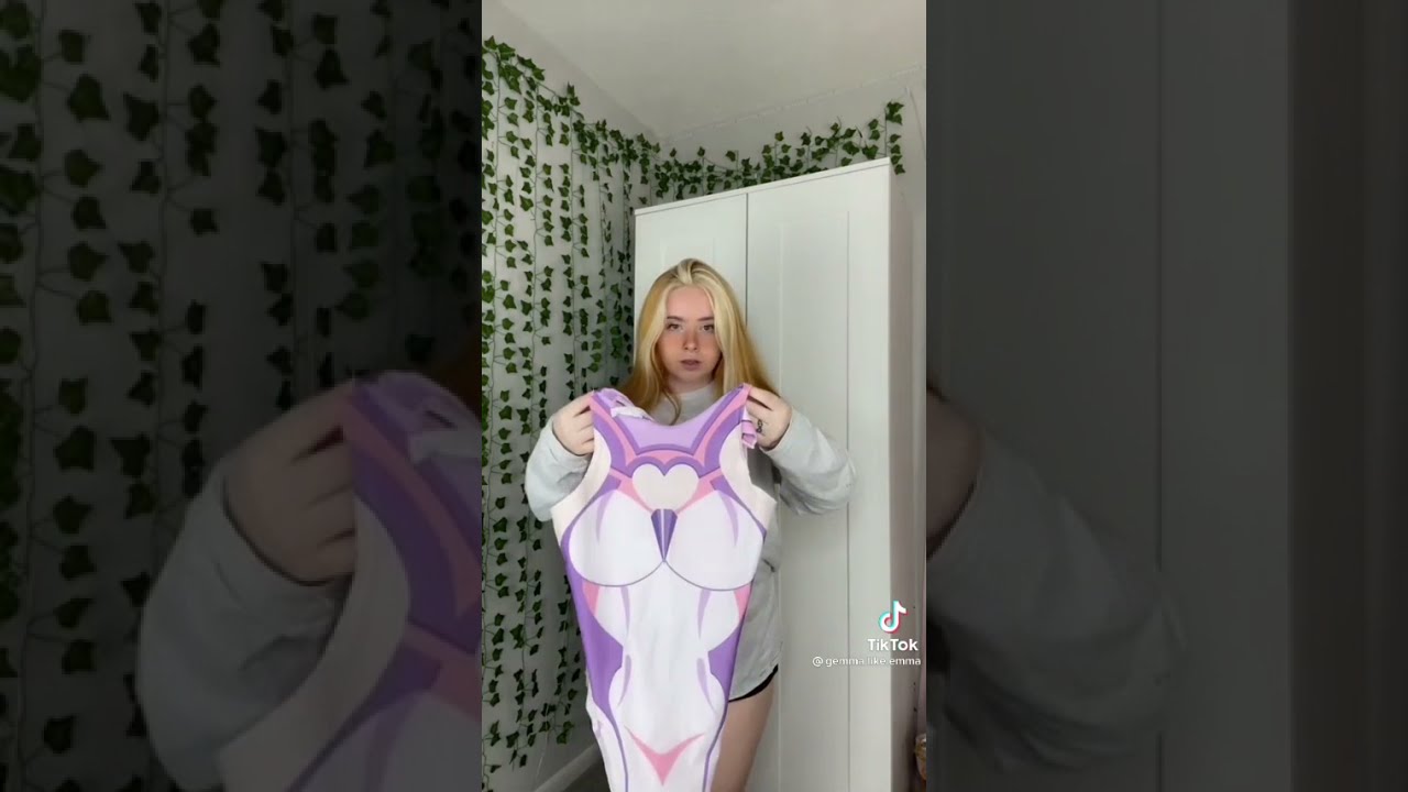 Busty girls does a sexy cosplay