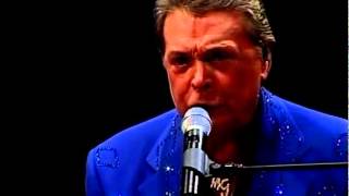 Mickey Gilley - 'Don't The Girls All Get Prettier At Closing Time'
