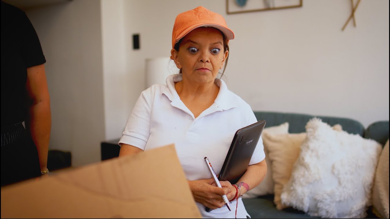 No le gustó el paquete y culpó a la repartidora !