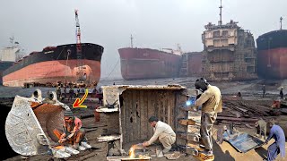 The Large iron Sheets Of The Ship Were Cut And Made Into The Buckets Of The Excavator Machine