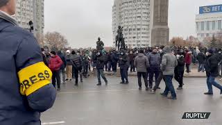 Казахстан: Протестующие избили полицейского в ходе митинга в Алматы