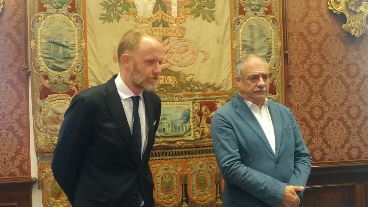 Como, Sala del Consiglio Comunale: la stretta di mano tra il neosindaco Rapinese e l'ex Landriscina