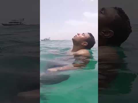 تعمل أيه لو وقعت في الميه و انت مبتعرفش تعوم